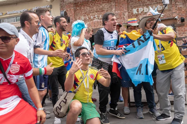Moskova, Rusya. 21 Haziran 2018. Dünya Kupası futbol. Destekçileri fotoğrafçısına poz olan.