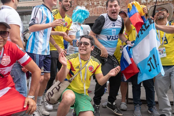 Moskova, Rusya. 21 Haziran 2018. Dünya Kupası futbol. Destekçileri fotoğrafçısına poz olan.