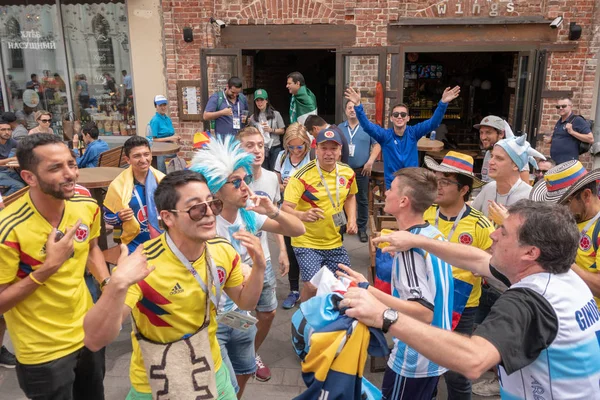 Moskova, Rusya. 21 Haziran 2018. Dünya Kupası futbol. Destekçileri fotoğrafçısına poz olan.
