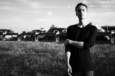 Yakışıklı bir beyaz genç adam portresi.