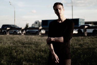 Yakışıklı bir beyaz genç adam portresi.