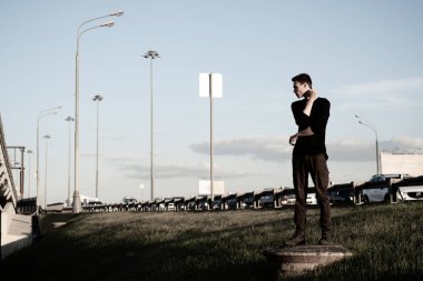 Yakışıklı bir beyaz genç adam portresi.