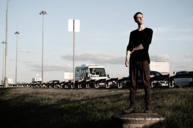 Yakışıklı bir beyaz genç adam portresi.