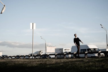 Yakışıklı bir beyaz genç adam portresi.