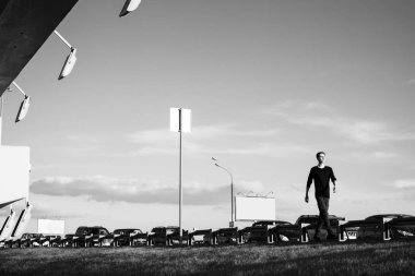 Yakışıklı bir beyaz genç adam portresi.