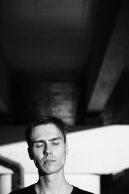 Yakışıklı bir beyaz genç adam portresi.