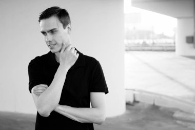 Yakışıklı bir beyaz genç adam portresi.