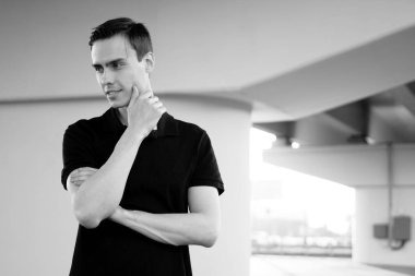 Yakışıklı bir beyaz genç adam portresi.