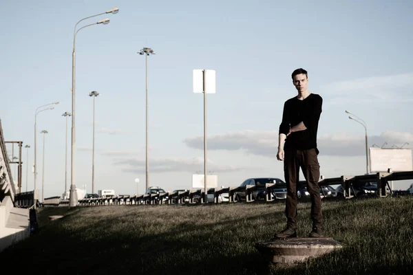 Yakışıklı bir beyaz genç adam portresi.