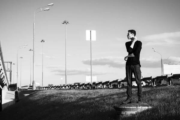 Yakışıklı bir beyaz genç adam portresi.