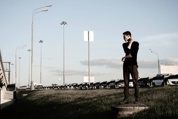 Yakışıklı bir beyaz genç adam portresi.