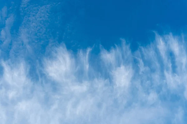 Chmur Cirrus Biały Niebieskim Niebie — Zdjęcie stockowe