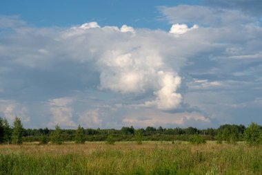 Mavi gökyüzünde beyaz bulutlar.