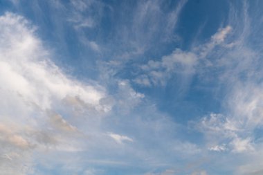 Mavi gökyüzünde beyaz bulutlar.