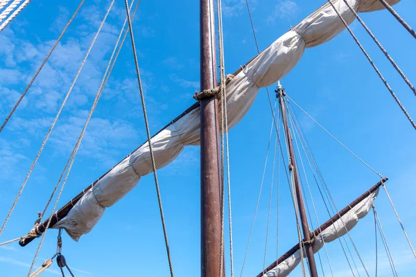雲と青空船 Tigging と古いヨットのマスト 旅行の冒険と旅行のコンセプト コピー スペース — ストック写真