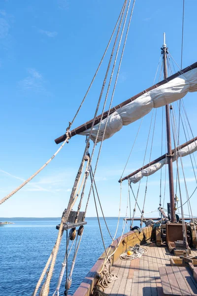 Tigging Masts Old Sailing Ship Blue Sky Clouds Travel Adventure — Stock Photo, Image