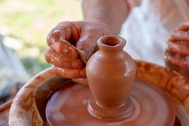 Potter's tekerlek üzerinde bir pot Efendi'nin el yapacaklar.