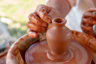 Potter's tekerlek üzerinde bir pot Efendi'nin el yapacaklar.