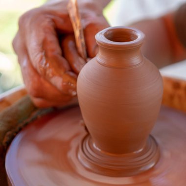 Potter's tekerlek üzerinde bir pot Efendi'nin el yapacaklar.