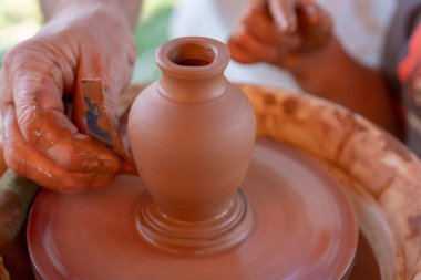 Potter's tekerlek üzerinde bir pot Efendi'nin el yapacaklar.
