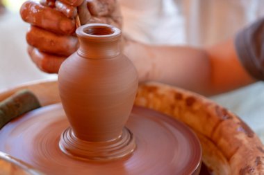 Potter's tekerlek üzerinde bir pot Efendi'nin el yapacaklar.