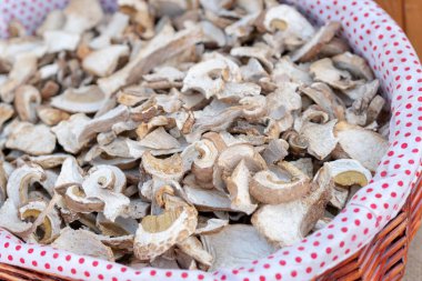 Kurutulmuş beyaz mantar bir sepet içinde.