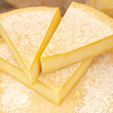 Çiftlik peyniri parçaları.