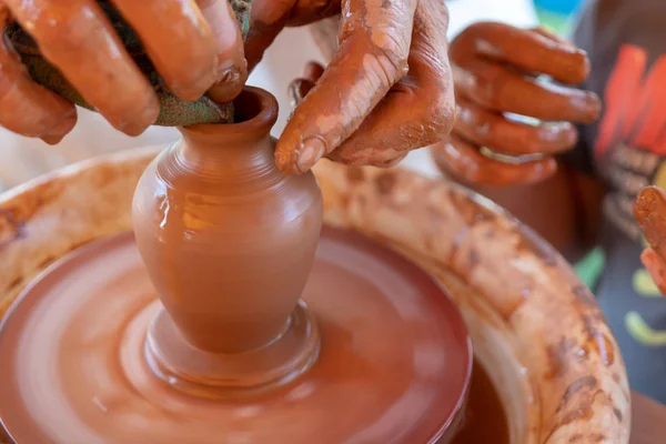 Master Hands Make Pot Potter Wheel — стоковое фото