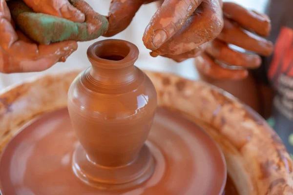 Master Hands Make Pot Potter Wheel — стоковое фото