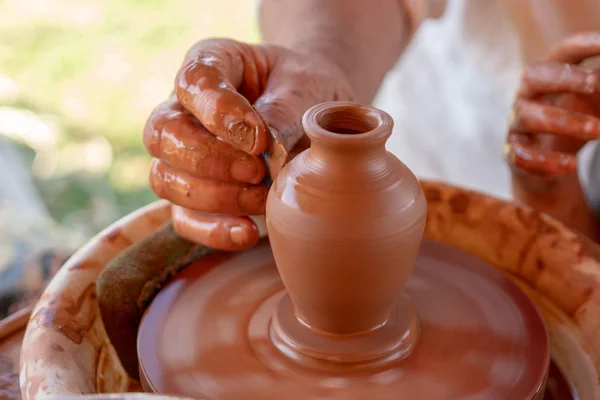 Las Manos Del Maestro Hacen Una Olla Volante Del Alfarero — Foto de Stock