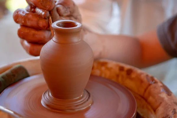 Les Mains Maître Font Pot Sur Roue Potier — Photo