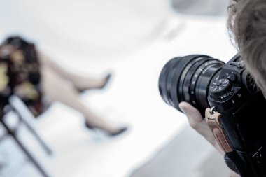 Eller kamerayı tut. Model poz.