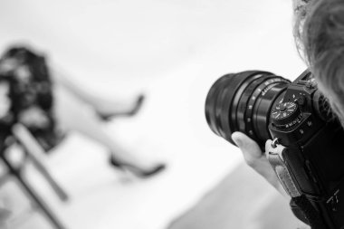 Eller kamerayı tut. Model poz.