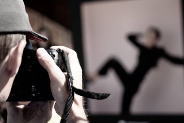 Erkekler ellerini kamerayı tut. Model poz.