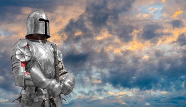 Şövalye kask ve metal zırh.