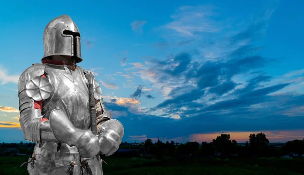 ヘルメットと金属鎧の騎士 — ストック写真