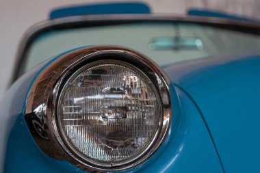 Eski, bir nadir, eski model mavi araba Far.