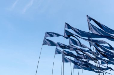 Üçgen; mavi gökyüzüne karşı afiş.