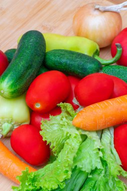 Sebzeler: marul, soğan, domates, salatalık, soğan, havuç, kırmızı tatlı biber.