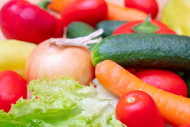 Sebzeler: marul, soğan, domates, salatalık, soğan, havuç, kırmızı tatlı biber.