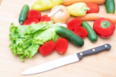 Sebzeler: marul, soğan, domates, salatalık, soğan, havuç, kırmızı tatlı biber.