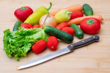 Sebzeler: marul, soğan, domates, salatalık, soğan, havuç, kırmızı tatlı biber.