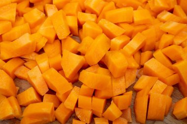 Havuçları küp küp kesilmiş.