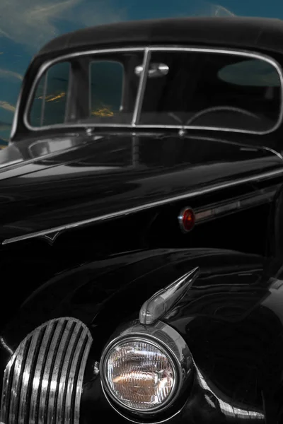 Vintage Preto Carro Brilhante Contra Fundo Céu Noturno — Fotografia de Stock