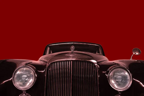 Винтажный Черный Блестящий Автомобиль Красном Фоне — стоковое фото