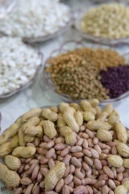 Kabuk ve soyulmuş fıstık.