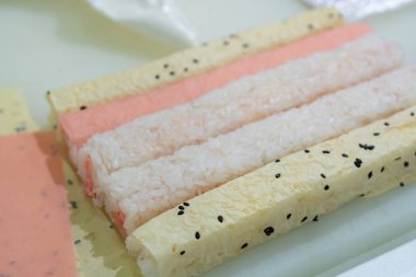 Sushi hazırlanması. Eller aşçı.