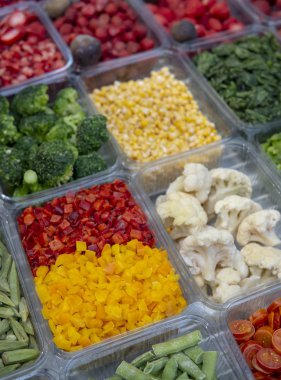 Buzdolabında dondurulmuş sebzeler.