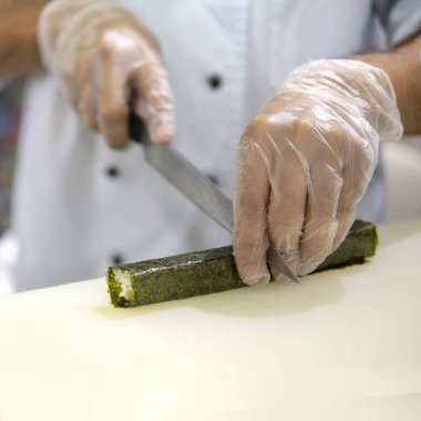 Sushi hazırlanması. Eller aşçı.