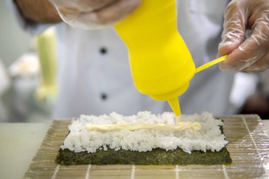 Sushi hazırlanması. Eller aşçı.